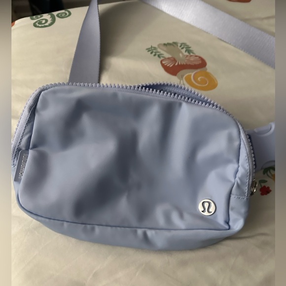 Lululemon belt bag limited edition color - Picture 3 of 8